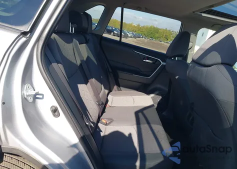 2019 Toyota Rav4 Xle z USA, uszkodzony, nr VIN JTMP1RFV9KD032475